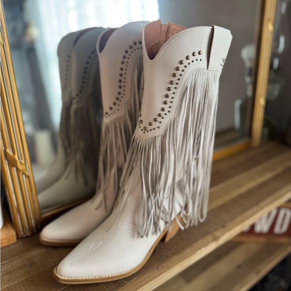 Gorgeous grey Fringe boots - Picture 2 of 9